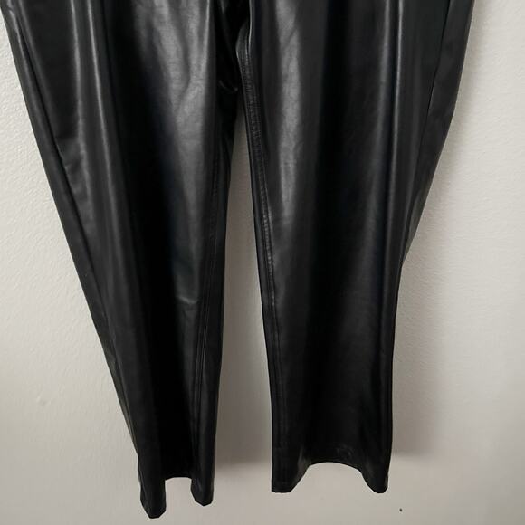 ABERCROMBIE & FITCH | Curve Love High Rise 90s Relaxed Vegan Leather Pant | 18 - Picture 4 of 8